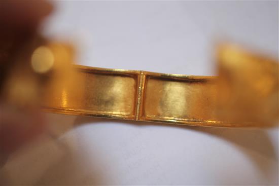 A Chinese high carat gold hinged bangle,